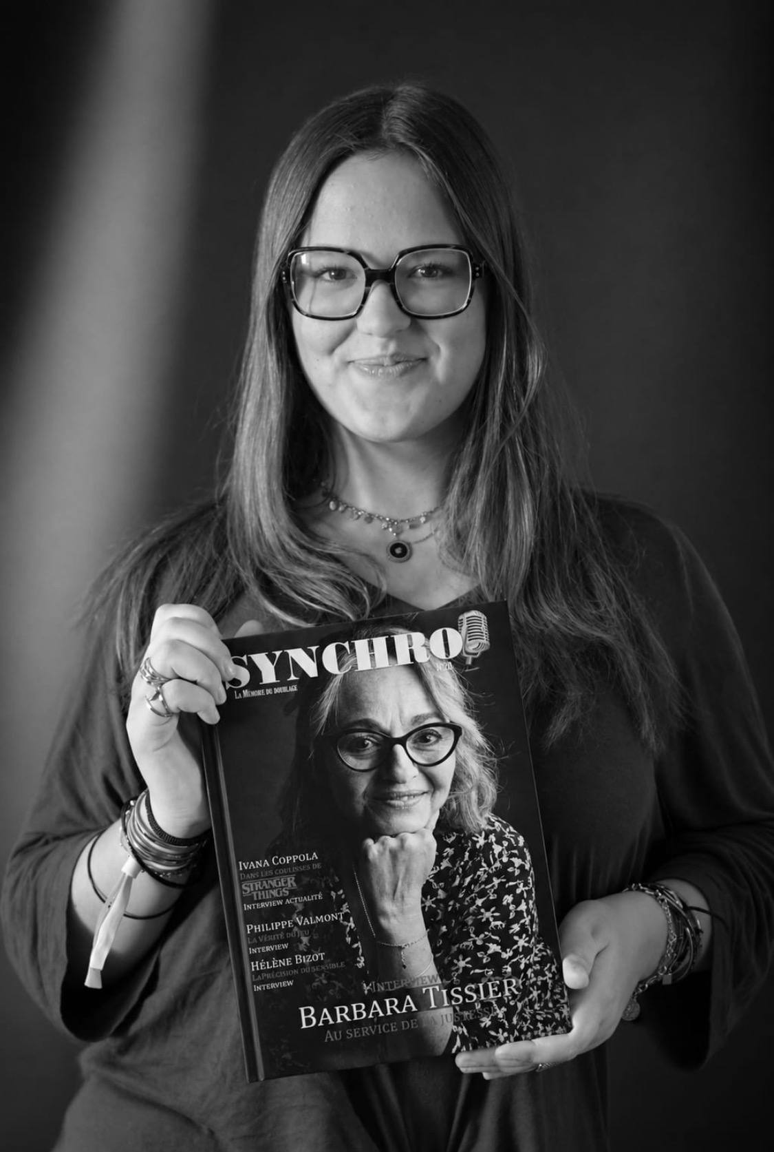 Saona Barbery tenant le numéro 20 du magazine Synchro